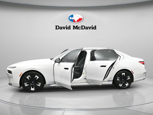 Used 2023 BMW i7 xDrive60 AWD/4WD image 44