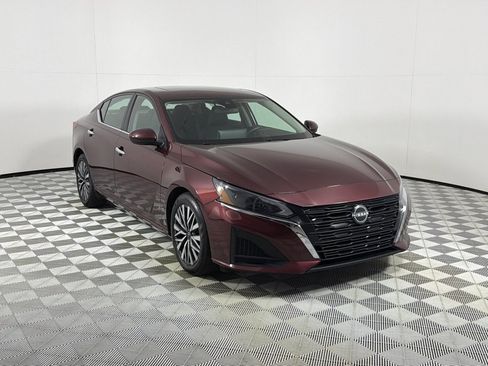 Used 2023 Nissan Altima 2.5 SV w/ SV Premium Package FWD image 3