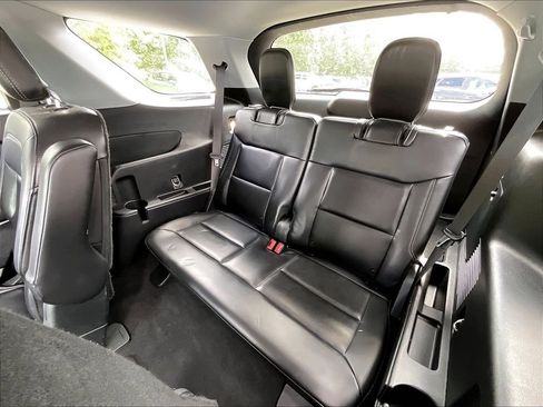 Used 2021 Ford Explorer XLT w/ Equipment Group 202A AWD/4WD image 16