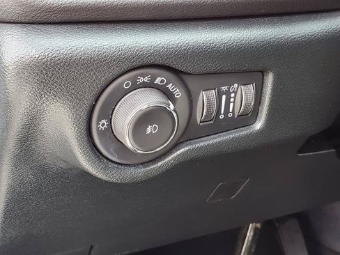 Used 2025 Chrysler Pacifica Select FWD image 9