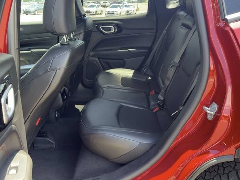 Used 2025 Jeep Compass Trailhawk AWD/4WD image 10