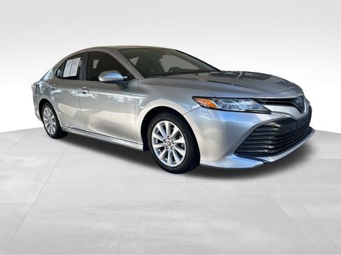Used 2019 Toyota Camry LE image 2