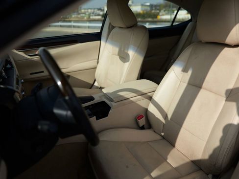 Used 2014 Lexus ES 350 w/ Luxury Package image 19