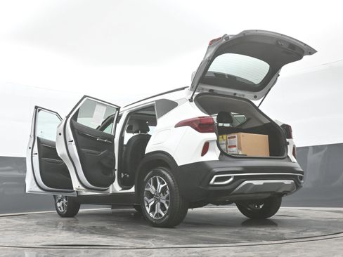 Used 2022 Kia Seltos EX image 48