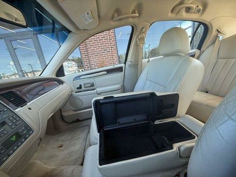 Used 2006 Lincoln Town Car Signature RWD image 26