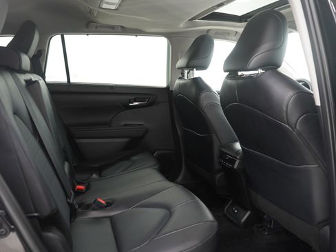 Used 2025 Toyota Highlander XLE image 15