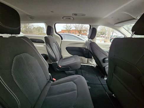 Used 2023 Chrysler Voyager LX image 9