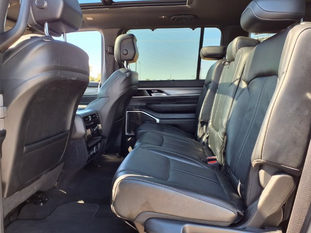 Used 2025 Jeep Wagoneer Series II w/ Convenience Group I AWD/4WD image 15