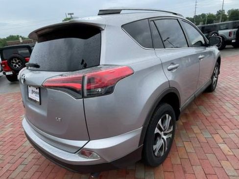 Used 2018 Toyota RAV4 LE FWD image 9