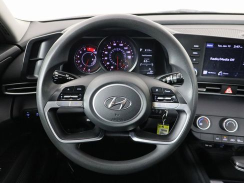 Used 2021 Hyundai Elantra SE image 29