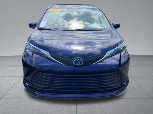 Used 2025 Toyota Sienna XLE FWD image 18