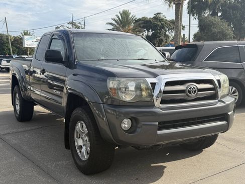 Used 2010 Toyota Tacoma PreRunner RWD image 2