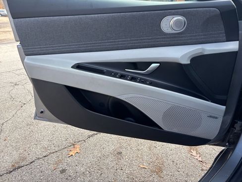 Used 2025 Hyundai Elantra Limited image 20