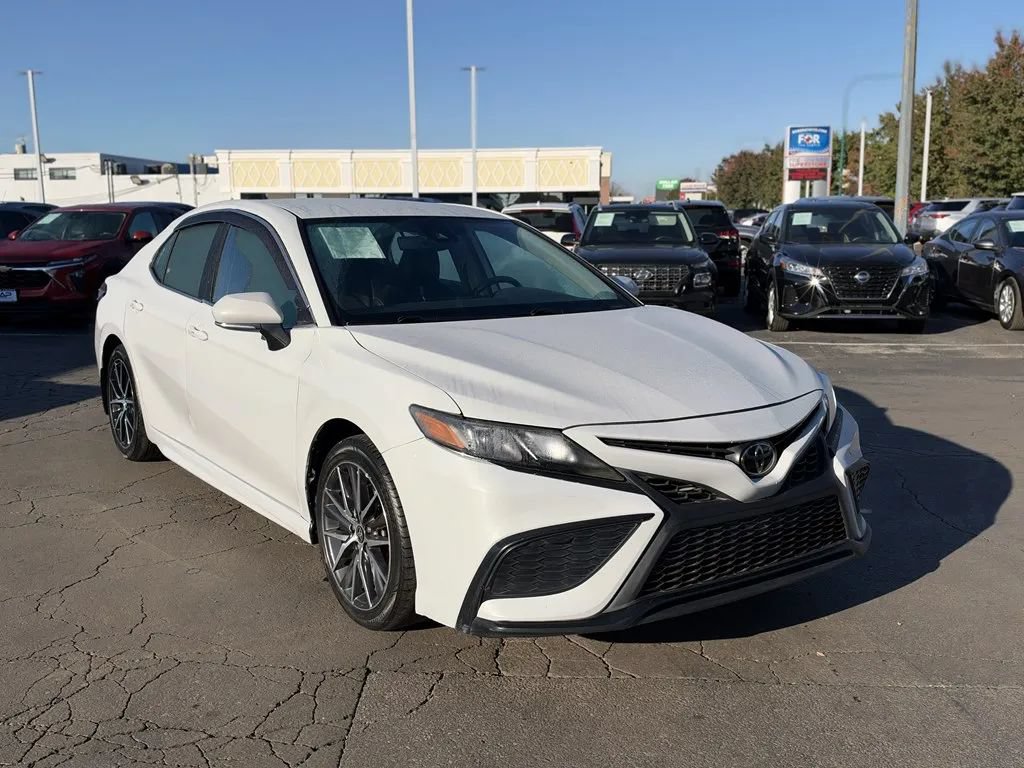 Used 2022 Toyota Camry SE FWD image 3