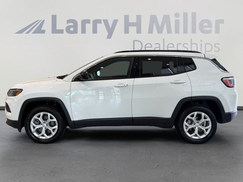 Used 2024 Jeep Compass Latitude AWD/4WD image 2