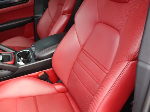 Used 2023 Porsche Cayenne w/ Premium Package AWD/4WD image 25
