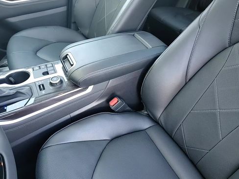 New 2025 Toyota Highlander Platinum image 19
