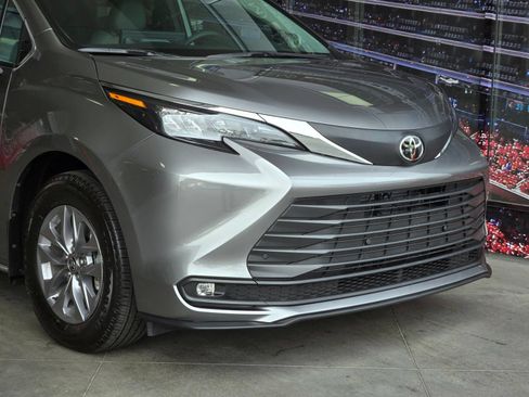 Certified 2026 Toyota Sienna XLE FWD image 2