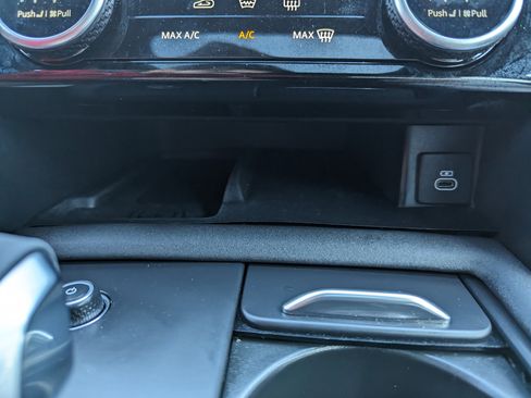 Used 2024 Land Rover Discovery Dynamic SE image 23