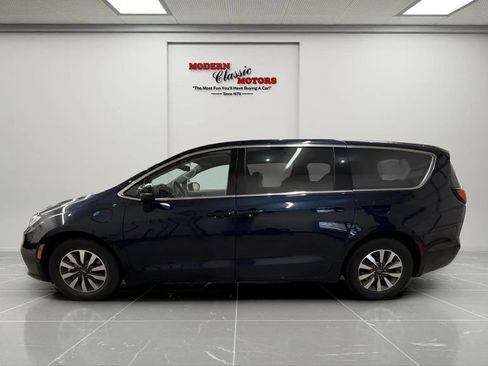 Used 2023 Chrysler Pacifica Touring-L FWD image 4