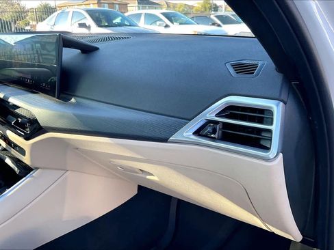 Used 2025 BMW 330i Sedan w/ Premium Package image 17