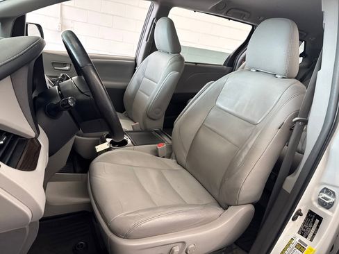 Used 2017 Toyota Sienna XLE w/ XLE Navigation Package FWD image 16