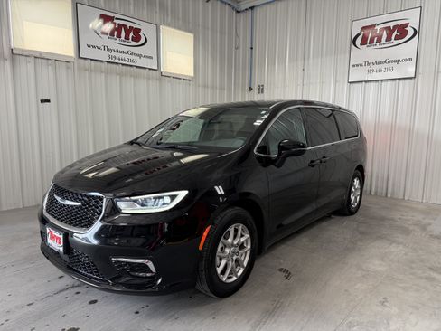 Used 2025 Chrysler Pacifica Select w/ Uconnect Theater Family Group FWD image 14