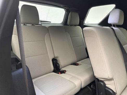 Used 2022 Chevrolet Traverse LS image 19