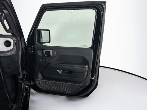 Used 2025 Jeep Wrangler Sahara image 30