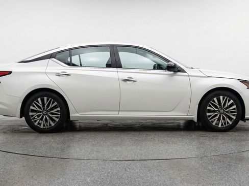 Used 2025 Nissan Altima 2.5 SV FWD image 11