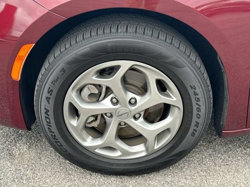 Used 2023 Chrysler Pacifica Limited AWD/4WD image 10