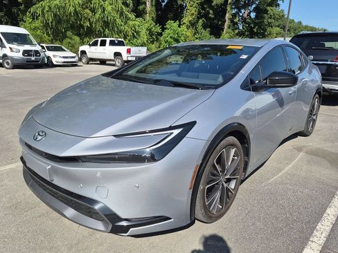 Used 2024 Toyota Prius XLE FWD image 2