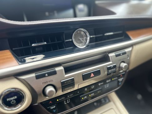 Used 2017 Lexus ES 300h w/ Navigation System Package FWD image 38