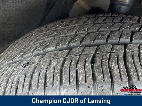 Used 2025 Chrysler Pacifica Select FWD image 36