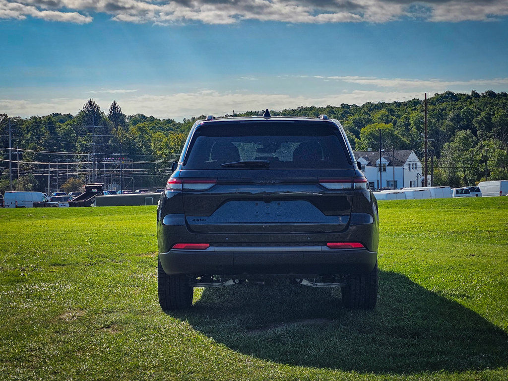 New 2027 Jeep Grand Cherokee Limited AWD/4WD image 4