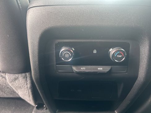 Used 2025 Chevrolet Traverse LT image 8