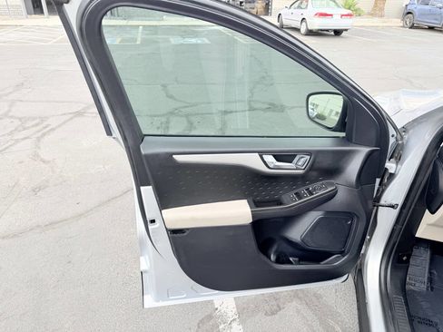 Used 2020 Ford Escape SE image 8