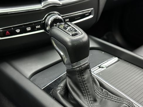 Used 2019 Volvo XC60 T6 Momentum w/ Premium Package image 18