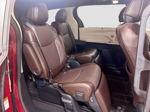 Used 2023 Toyota Sienna Platinum FWD image 29