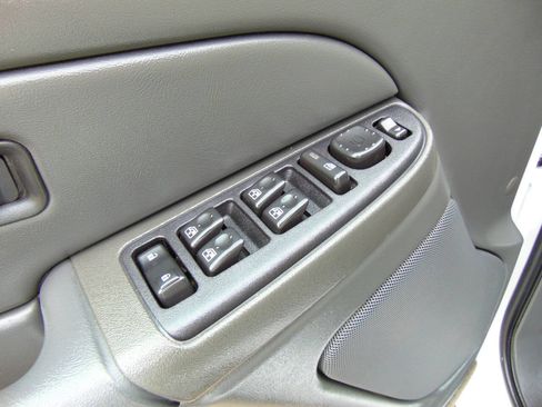 Used 2005 Chevrolet Silverado 2500 LS w/ Heavy-Duty Power Package RWD image 8