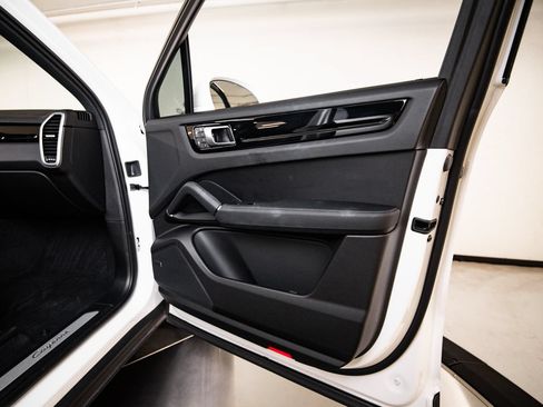 Certified 2023 Porsche Cayenne AWD/4WD image 27