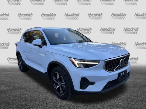 Certified 2025 Volvo XC40 B5 Core image 2