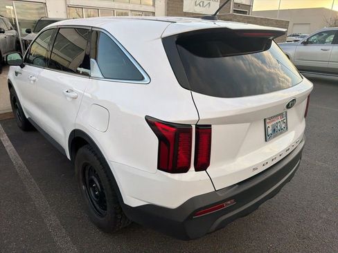 Used 2021 Kia Sorento LX image 3