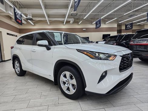 Used 2023 Toyota Highlander LE image 4