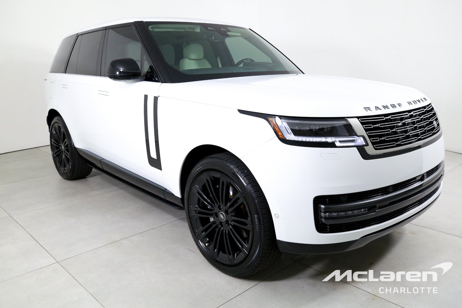 Used 2025 Land Rover Range Rover SE AWD/4WD image 3