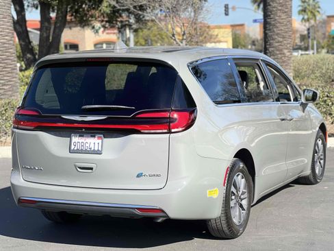 Used 2022 Chrysler Pacifica Touring-L image 25