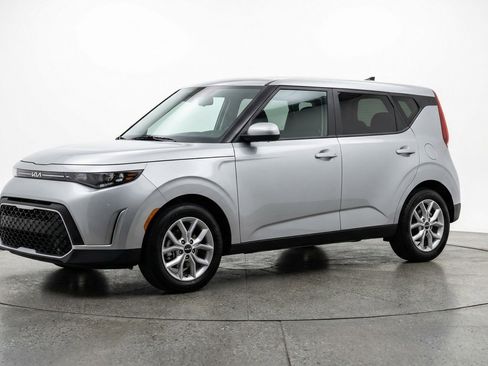 Used 2025 Kia Soul LX w/ LX Technology Package FWD image 3