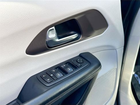 Used 2020 Chrysler Voyager L image 14