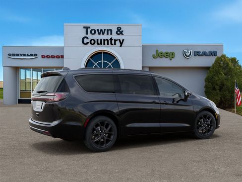 New 2026 Chrysler Pacifica Select image 4