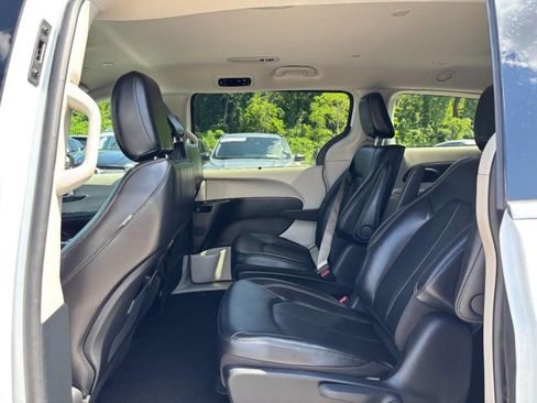Used 2024 Chrysler Pacifica Limited FWD image 12